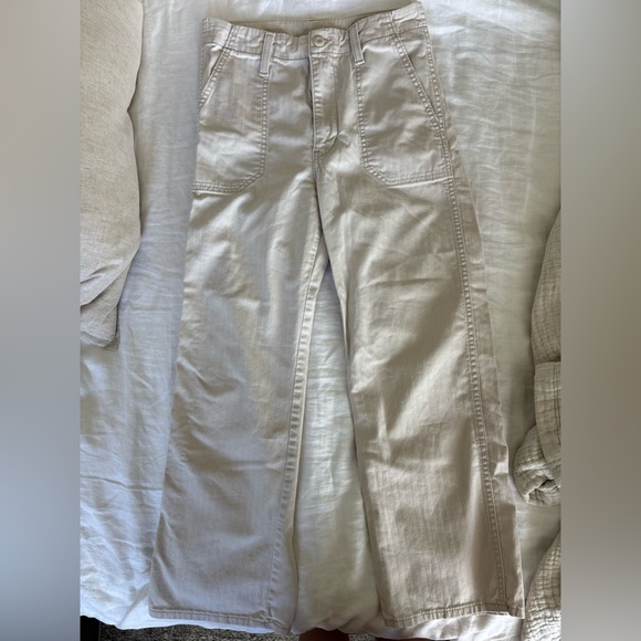 Levi's Women's Light Cream Cropped Everyday Jeans - Picture 2 of 11